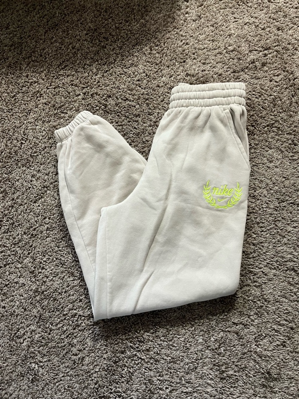 Girls Nike Sportswear Club Fleece Sweatpants embroidered laurel wreath logo SZ M